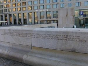 20240116_124923-300x224 Cum se rescrie istoria. A fost înlăturată inscripția din centrul Dresdei care mărturisea despre bombardamentul britanic din februarie 1945. Opinia lui Dan Diaconu